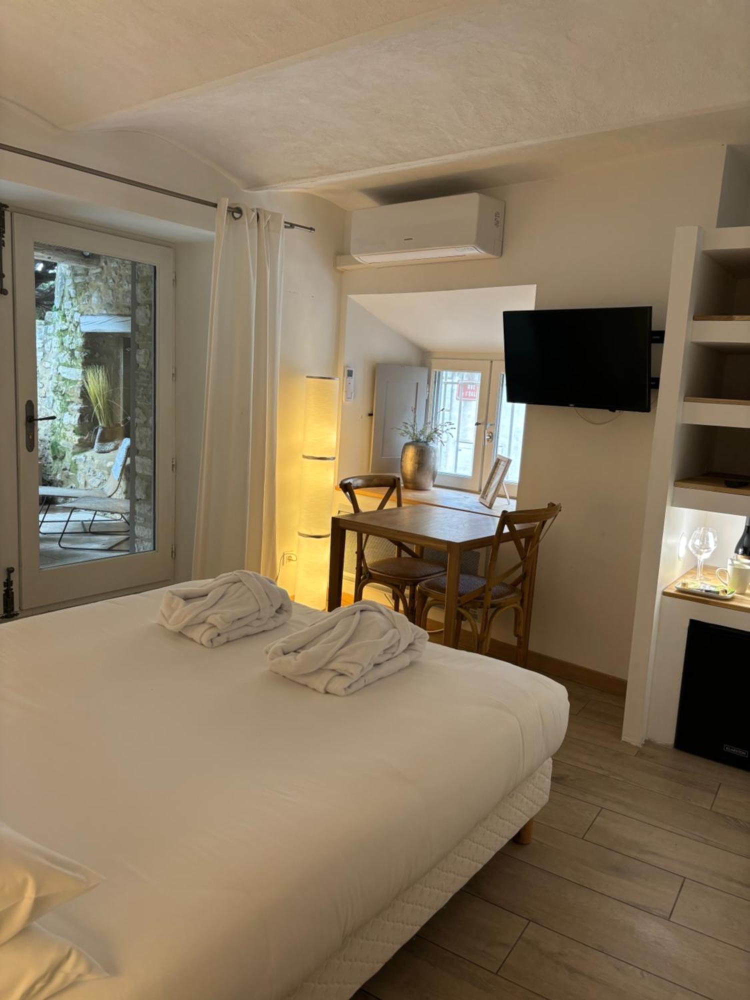 La Maison Des Vendangeurs - Table D'Hotes Le Soir Du Jeudi Au Dimanche- Jacuzzi - Balneo Spa - Acces Piscine Pour Toutes Les Chambres Sauf Studio Coquet- Piscine De Mai A Mi-Octobre Martignargues Bagian luar foto